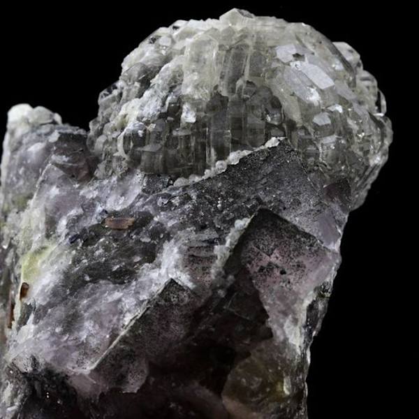 Sten og mineraler. Fluorit, Barit, Pyromorphit. 1515,5 ct. Le Rossignol, Chaillac, Indre, Frankrig.