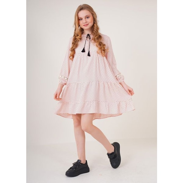 Sørg for at du vælger en ideel størrelse for vores 'Robe Volantée - Powder Pink - Størrelse 42 - 100% Viskose - Detaljer i Blonder - Længde 93 cm'. Rosa 42
