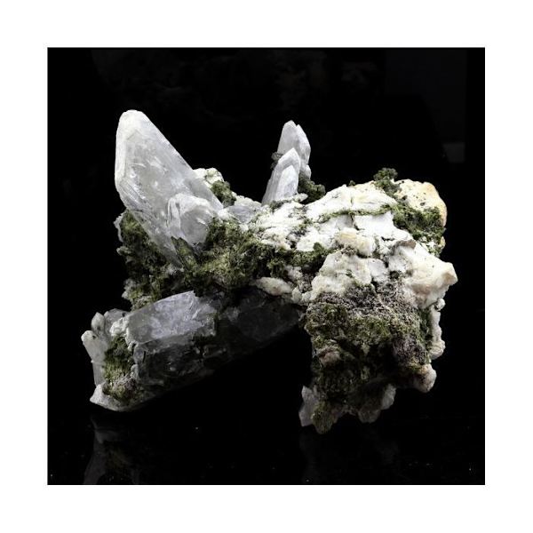 Sten og mineraler. Epidot + Kvarts. 1965,0 ct. Le Cornillon, Bourg d'Oisans, Frankrig..
