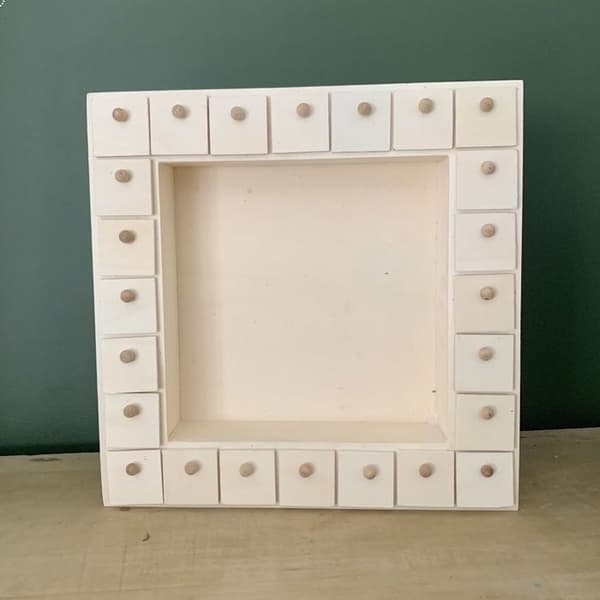 Fyrkantig adventskalender i trä 32 x 32 cm beige