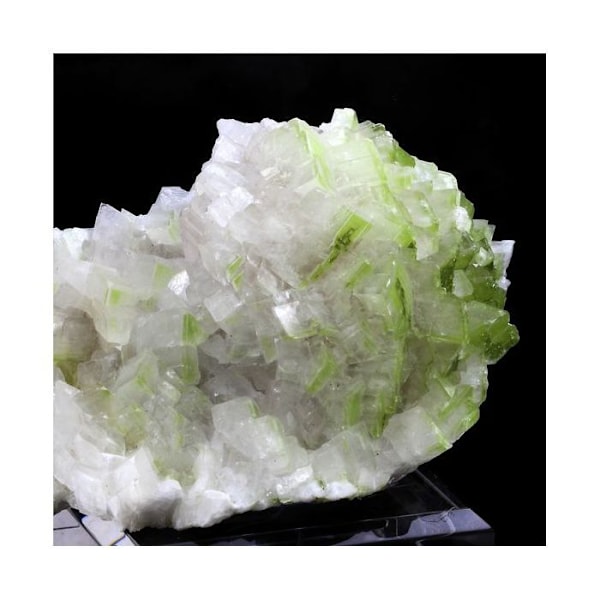 Kivet ja mineraalit. Duftite kalsiitilla. 2081,0 ct. Tsumeb, Oshikoton alue, Namibia.