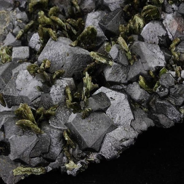 Sten og Mineraler - ABIJOUX - Diopsid + Magnetit - 6660 ct - Chifeng, Indre Mongoliet Grå