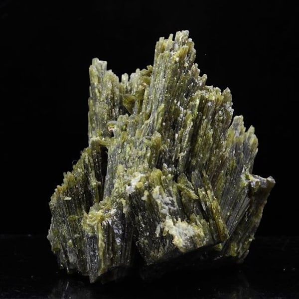 Stenar och mineraler. Epidot. 189,0 cent. Chamrousse, Belledonne, Isère, Frankrike..