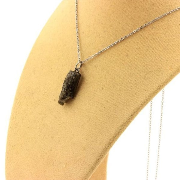 Kivet ja mineraalit. Raw Epidote kaulakoru. 6,99 senttiä. Belledonne, Isère, Ranska. Grön