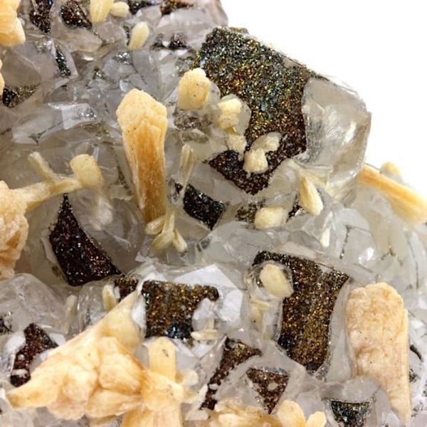 Stenar och mineraler. Fluorit + Stilbite. 1150,0 cent. Rudny, Kostanai, Kazakstan. Flerfärgad
