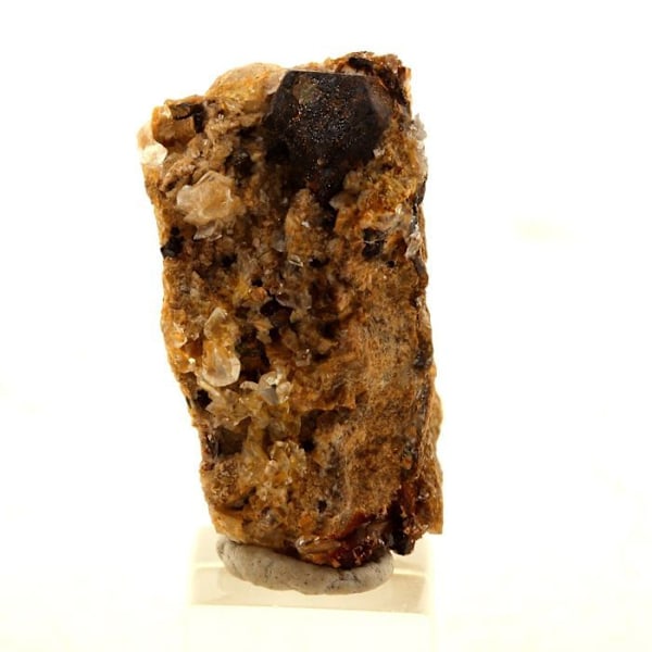 Kivet ja mineraalit. Pyriitti + kalsiitti + dolomiitti. 25,5 ct. Lamalou-les-Bains, Hérault, Ranska..