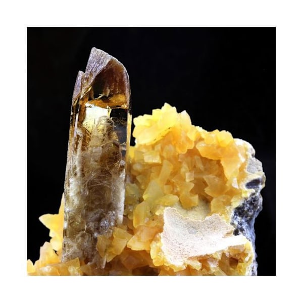 Sten og mineraler. Baryt, Calcit. 1994,5 ct. Elk Creek by, South Dakota, USA.
