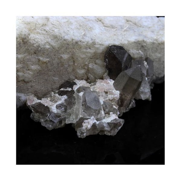 Sten og mineraler. Pink Fluorit, Calcit, Kvarts. 296,7 ct. Mont Blanc-massivet, Frankrig. Rosa