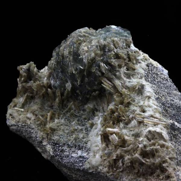 Sten og mineraler. Prehnite + Epidote. 650,0 ct. La Combe de la Selle, Bourg d'Oisans, Frankrig..