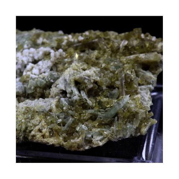 Sten og mineraler. Epidot. 130,0 ct. Suza-dalen, Piemonte, Italien.