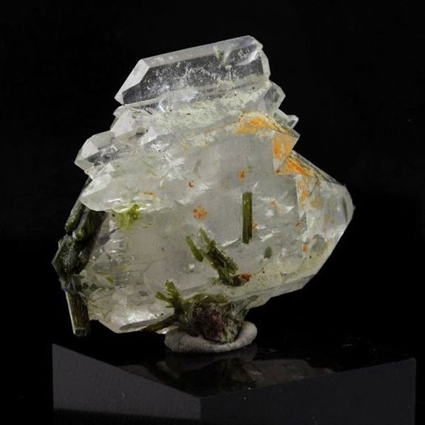 Sten og mineraler. Epidot + Kvarts. 40,5 ct. Cornillon, Bourg d'Oisans, Frankrig..