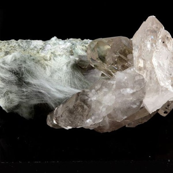 Smoky Quartz and Byssolite 195,6 karat Flerfärgad
