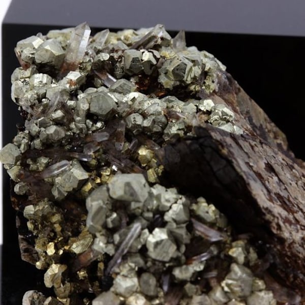 Siderit, Pyrit, Quartz 703,7 karat Flerfärgad