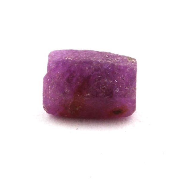 Kivet ja mineraalit. Rubiini. 4,01 ct. Kiteton piiri, Manyaran alue, Tansania. Röd