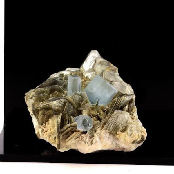 Kivet ja mineraalit. Akvamariini + muskoviitti. 798,0 ct. Chumar Bakar, Skardu, Pakistan.