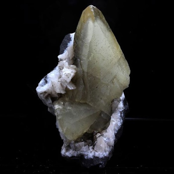 Sten og mineraler. Calcit, dolomit. 292,5 øre. Anduze, Gard, Occitanie, Frankrig.