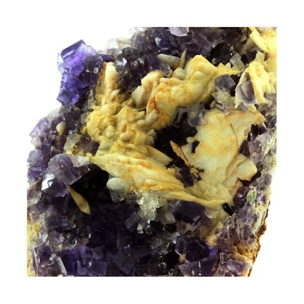 Kivet ja mineraalit. Fluoriitti + kvartsi + bariitti. 972,0 ct. La Cabaña, Berbes, Espanja.