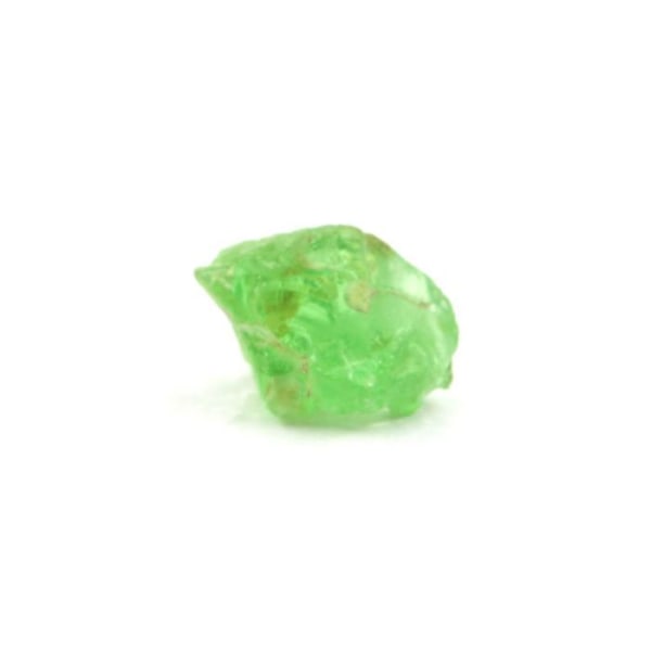 Stenar och mineraler. Tsavorite granat. 1,45 ct. Merelani Hills, Lelatema Mts, Tanzania. Röd