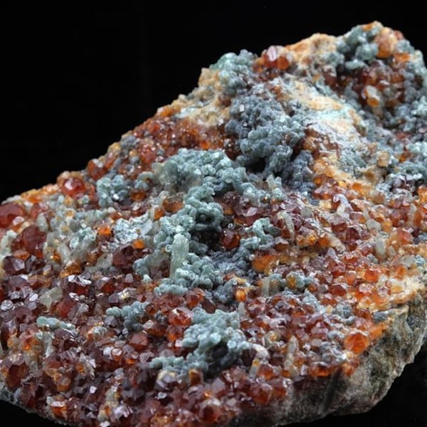 Hessonite Granatti - Kivet ja mineraalit - 432,5 ct - Ala-laakso - Italia - Aidon sertifikaatti Röd