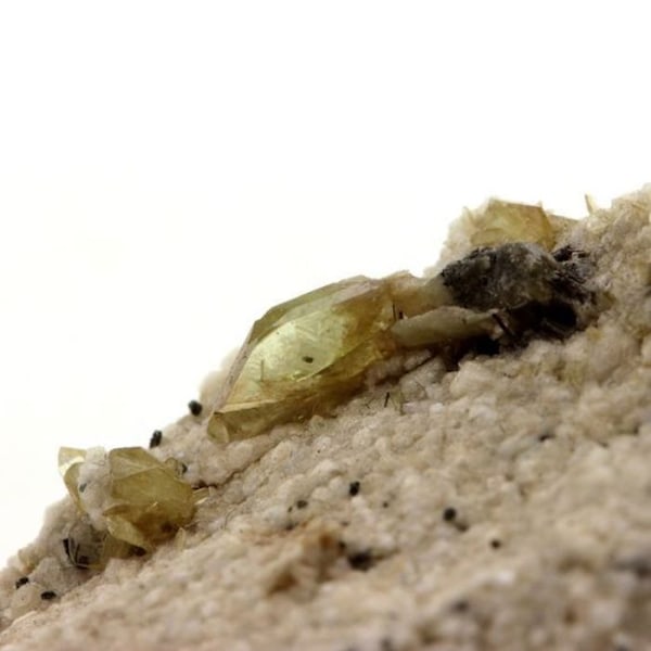 Sphene + Tourmaline 104,6 karat Flerfärgad