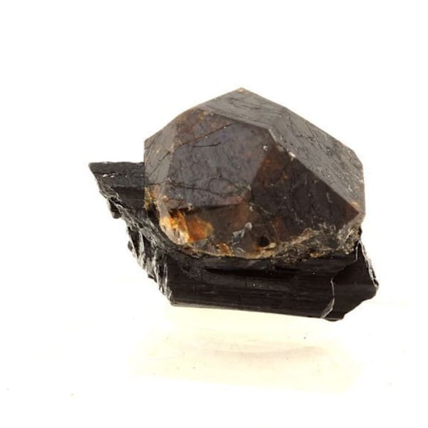 Stenar och mineraler. Granat + turmalin. 124,5 cent. Sahanätande Manandona, Madagaskar. Röd