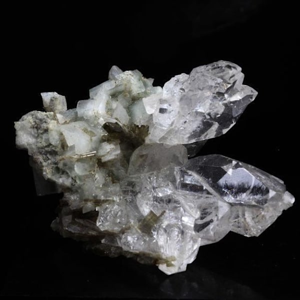 Kivet ja Mineraalit. Ame Quartz + Adular + Epidote. 107,0 senttiä. Fieschin jäätikkö, Valais, Sveitsi.