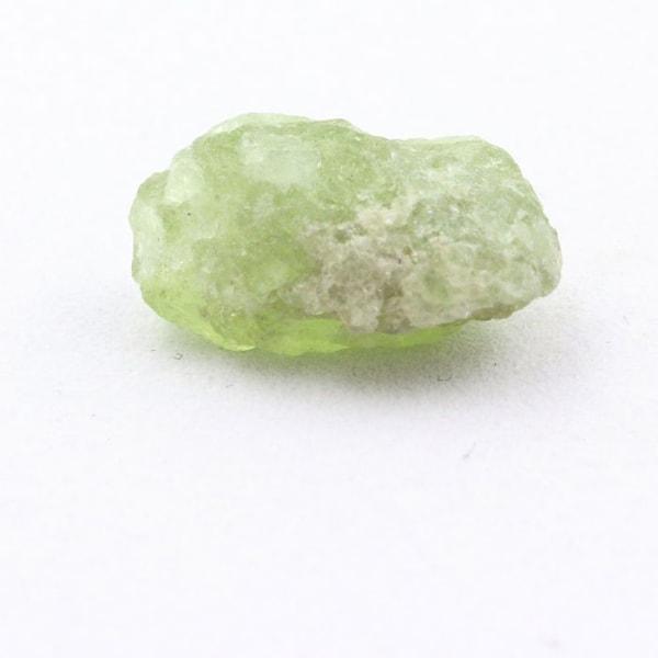 Stenar och mineraler. Peridot. 4 355 cent. Almklovdalen, Vanylven, Norge.