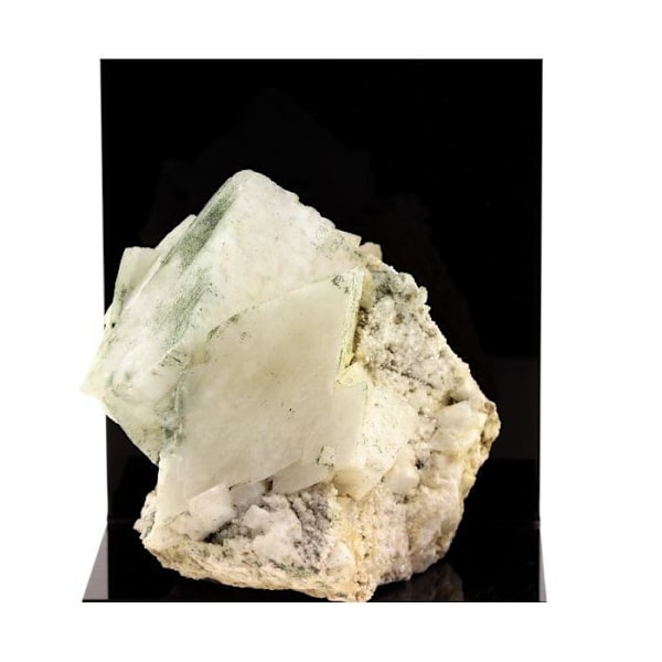 Kivet ja mineraalit. Adular. 2146,5 ct. Sveitsiläinen.