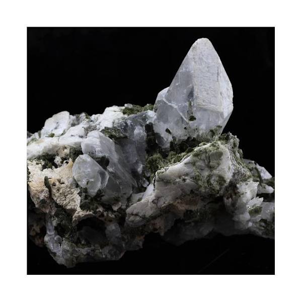 Sten og mineraler. Epidot + Kvarts. 1965,0 ct. Le Cornillon, Bourg d'Oisans, Frankrig..