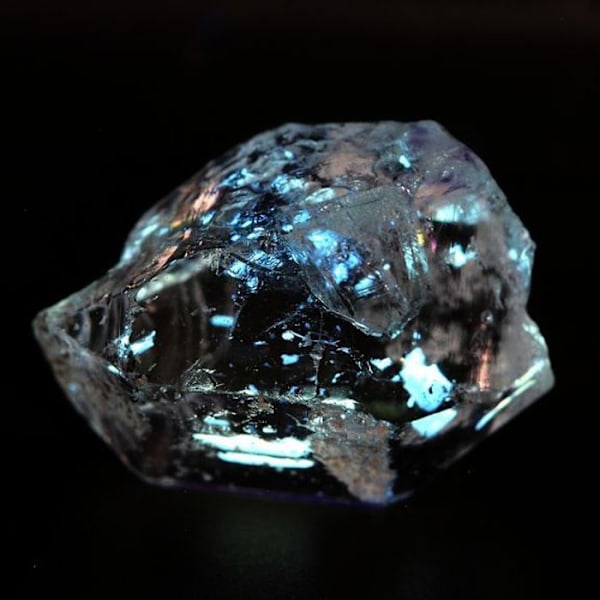 Kvarts - Odefinierad - 7.85 ct - Balochistan - Fluorescerande under UV - Inkluderar petroleum