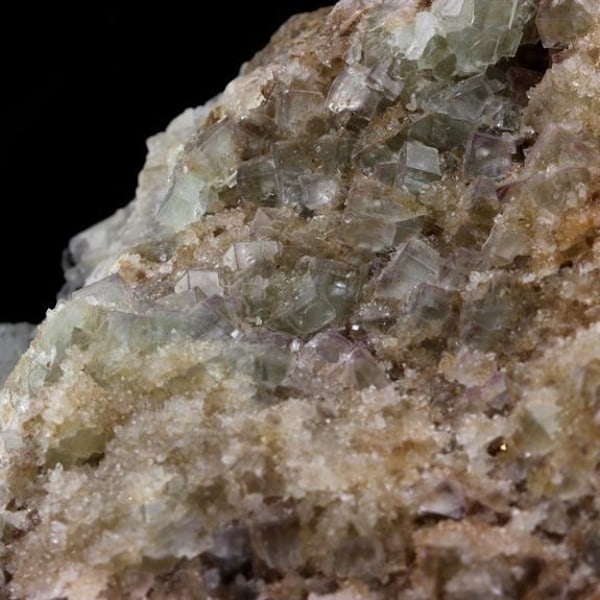 Kivet ja mineraalit. Fluoriitti + kvartsi. 3965,0 ct. Fontsante Mine (punainen suoni), Tanneron, Var, Ranska.