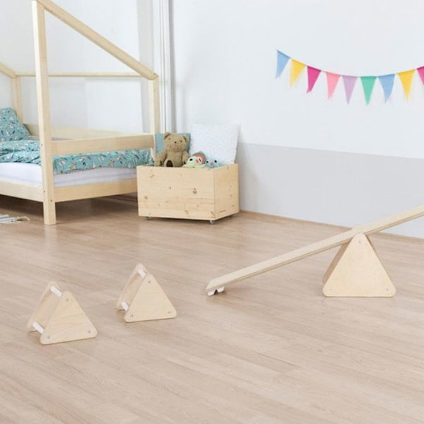 Balansspel och motorik Montessori i naturligt trä och vitt Vit
