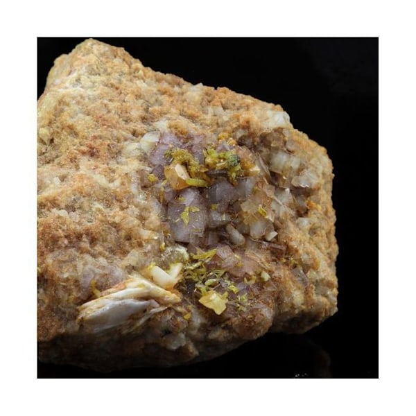 Sten og mineraler. Wulfenit + Baryt + Fluorit. 365,8 ct. Lantignié, Frankrig.