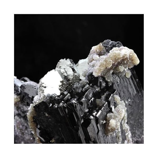 Sten og mineraler. Wolframit, Kvarts, Siderit, Pyrit. 3680,0 øre. Panasqueira-minerne, Portugal.