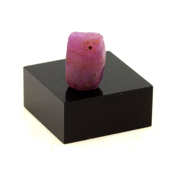Kivet ja mineraalit. Rubiini. 8,68 ct. Kiteton piiri, Manyaran alue, Tansania. Röd