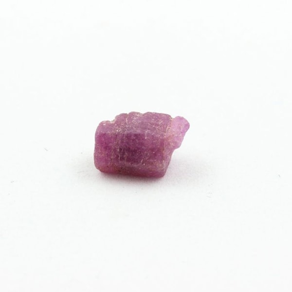 Sten og mineraler. Rubin. 3.725 øre. Kiteto-distriktet, Manyara-regionen, Tanzania. Röd