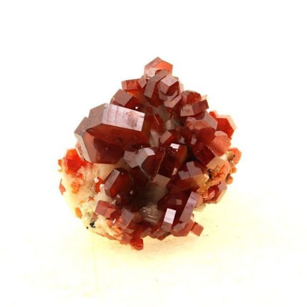 Sten og mineraler. Vanadinit. 65,5 ct. Mibladen Mining District, Midelt, Marokko.
