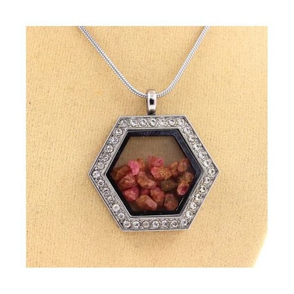 Kivet ja mineraalit. Raw Spinel -kaulakoru. Kuusikulmainen malli. Svart