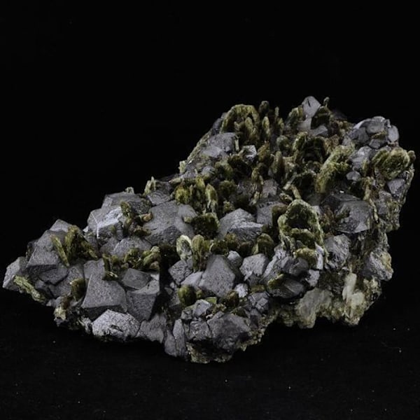 Sten og Mineraler - ABIJOUX - Diopsid + Magnetit - 6660 ct - Chifeng, Indre Mongoliet Grå