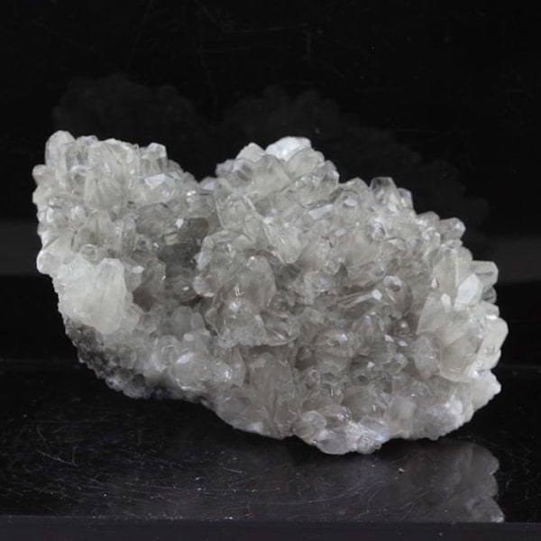 Kivet ja mineraalit. Kalsiitti. 265,85 senttiä. Anduze, Gard, Occitanie, Ranska. Grön