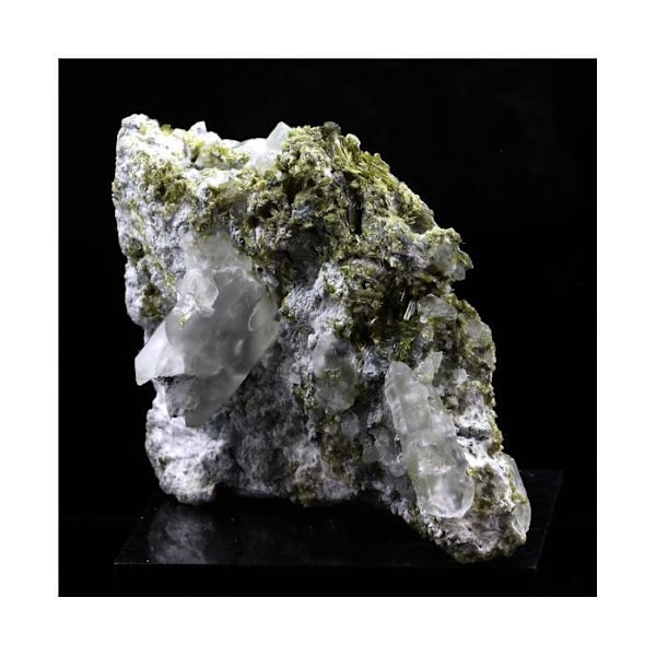 Stenar och mineraler. Kvarts med Byssolite + Epidot-inneslutningar. 362,0 ct. Envers de Chamrousse, Isère, Frankrike.