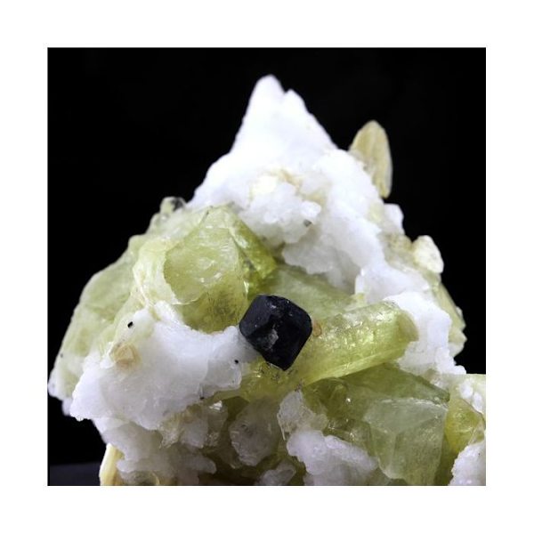 Sten og mineraler. Brazilianit + Apatit. 933,5 ct. Telírio-krav, Minas Gerais, Brasilien.