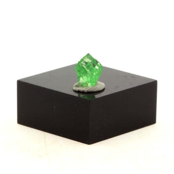 Stenar och mineraler. Tsavorite granat. 0,64 ct. Merelani Hills, Lelatema Mts, Tanzania.