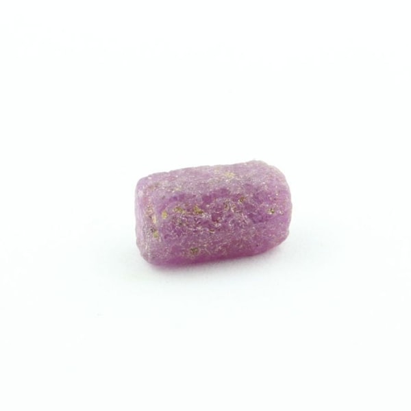 Kivet ja mineraalit. Rubiini.6 340 ct. Kiteton piiri, Manyaran alue, Tansania. Röd
