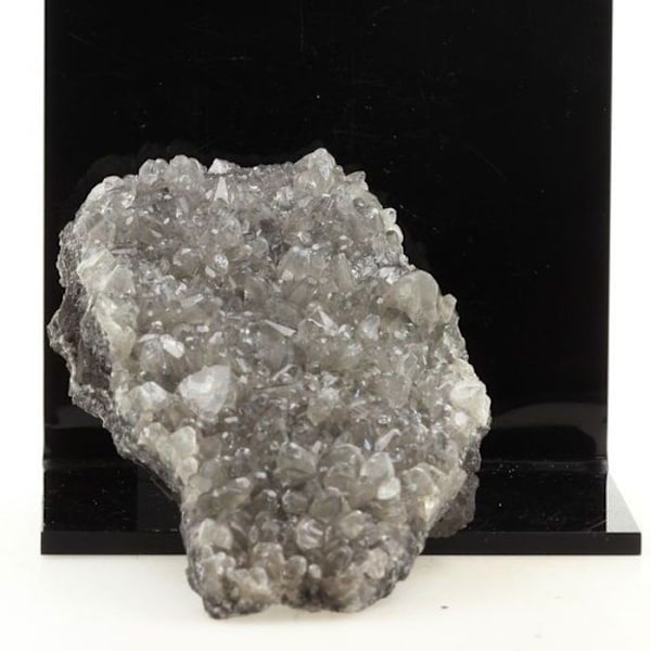 Stenar och mineraler. Kalcit. 1053,40 cent. Anduze, Gard, Occitanie, Frankrike. Grön