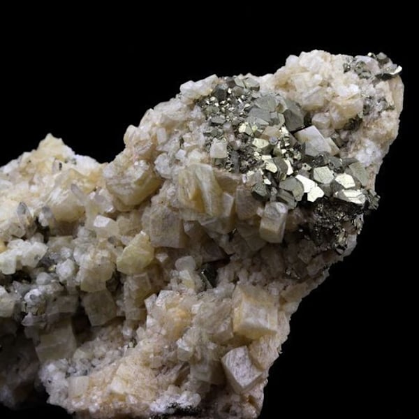 Sten og mineraler. Kvarts + dolomit + pyrit. 1401,5 ct. Saint-Pierre-de-Mésage, Vizille, Frankrig.