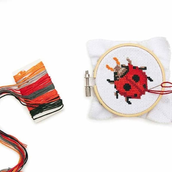 Broderisæt - mini - Mariehøne design - Ø 8cm Vit