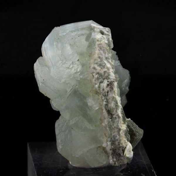 Kivet ja mineraalit. Prehnite. 47,9 ct. La Combe de la Selle, Bourg d'Oisans, Ranska..