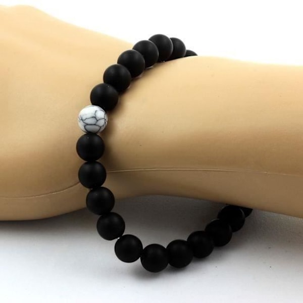 Stenar och mineraler. Mattsvart Onyx + Howlite Beads Armband 8 mm. Tillverkad i Frankrike.