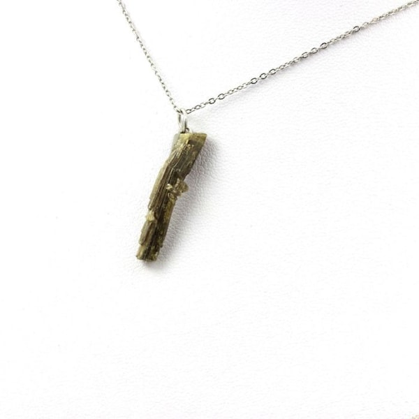 Kivet ja mineraalit. Raw Epidote kaulakoru. 7,62 senttiä. Belledonne, Isère, Ranska. Grön